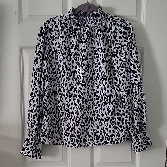 Lot of 5 Women’s Blouses Size Medium | Bold Prints | Lightweight - Picture 5 of 16